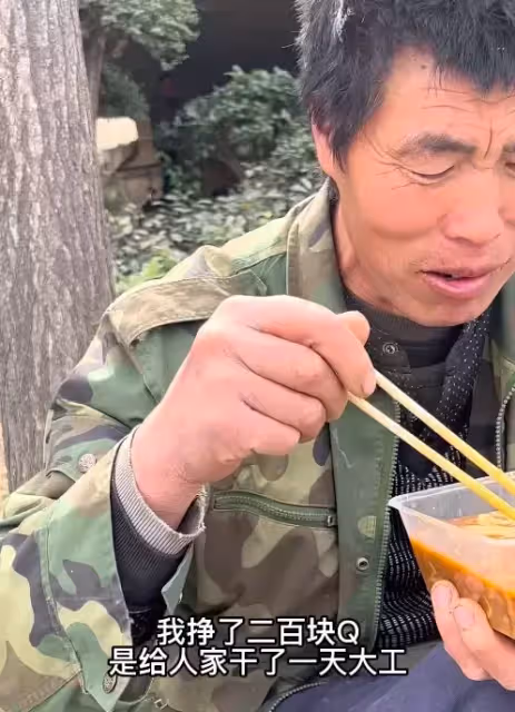 52歲父親火爆全網,2.3億網友破防:身為子女,我很抱歉