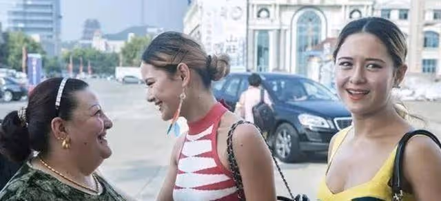 26年前，山東農民娶回一個白人女孩，生的雙胞胎女兒都進了娛樂圈