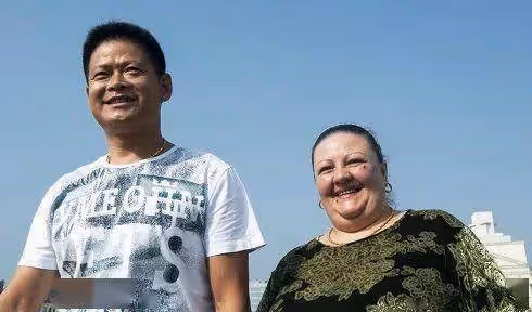 26年前，山東農民娶回一個白人女孩，生的雙胞胎女兒都進了娛樂圈