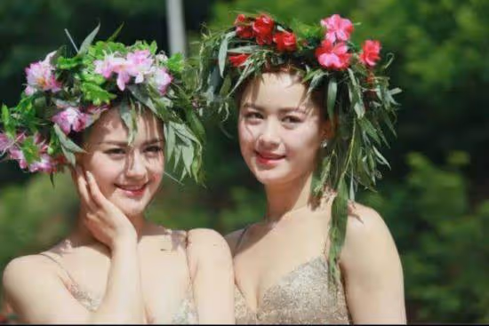 26年前，山東農民娶回一個白人女孩，生的雙胞胎女兒都進了娛樂圈