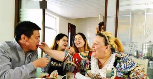 26年前，山東農民娶回一個白人女孩，生的雙胞胎女兒都進了娛樂圈