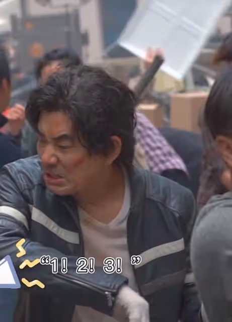 55歲任賢齊拍戲意外受傷，木板斷裂痛苦倒地，青筋暴起眼眶含熱淚