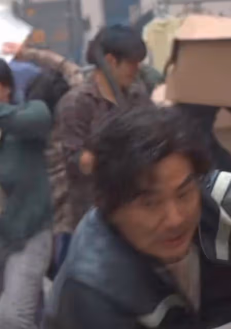 55歲任賢齊拍戲意外受傷，木板斷裂痛苦倒地，青筋暴起眼眶含熱淚