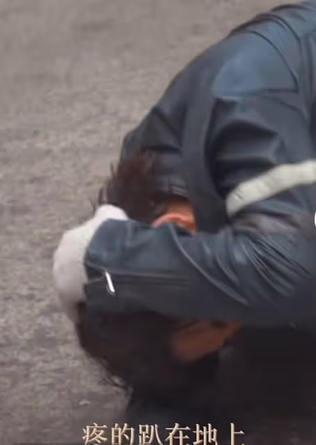 55歲任賢齊拍戲意外受傷，木板斷裂痛苦倒地，青筋暴起眼眶含熱淚