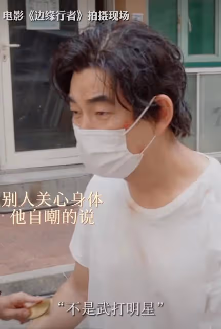 55歲任賢齊拍戲意外受傷，木板斷裂痛苦倒地，青筋暴起眼眶含熱淚