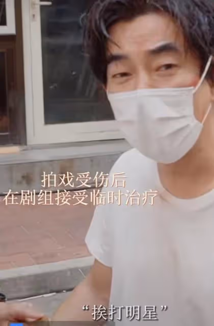 55歲任賢齊拍戲意外受傷，木板斷裂痛苦倒地，青筋暴起眼眶含熱淚