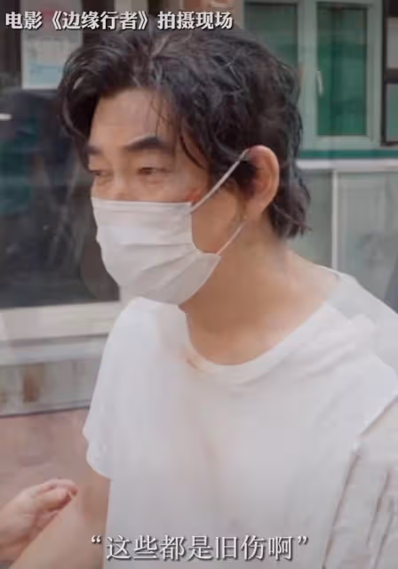 55歲任賢齊拍戲意外受傷，木板斷裂痛苦倒地，青筋暴起眼眶含熱淚