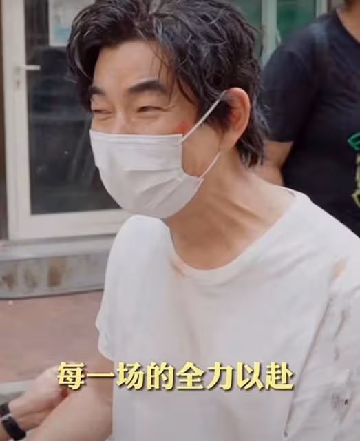 55歲任賢齊拍戲意外受傷，木板斷裂痛苦倒地，青筋暴起眼眶含熱淚