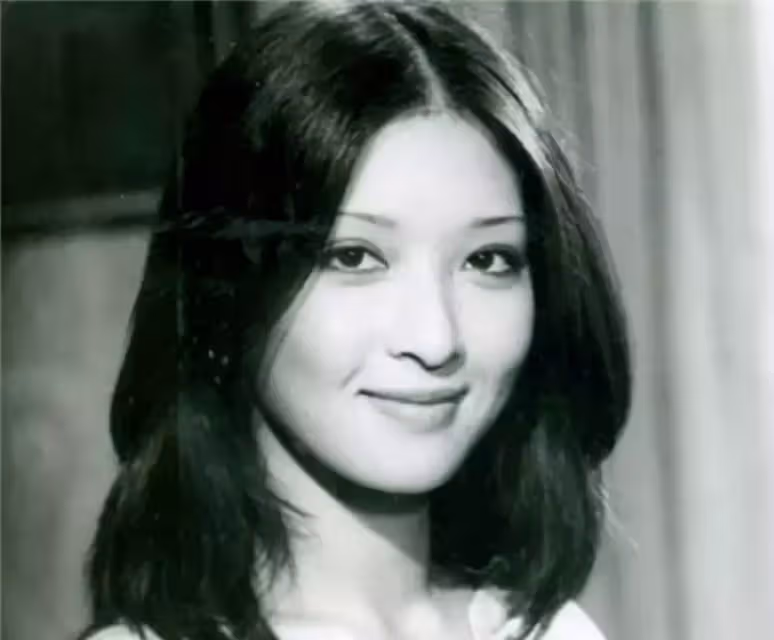 費盡心機追到女神!結婚3個月便離婚「還辱罵她40年」 臨終之際「送60朵玫瑰」盼:再見她一面!