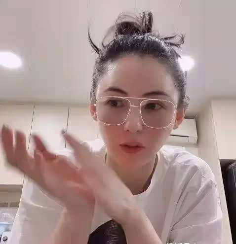 張柏芝近期生活很悠閒,素顏美膚照變化大,感覺又變漂亮了
