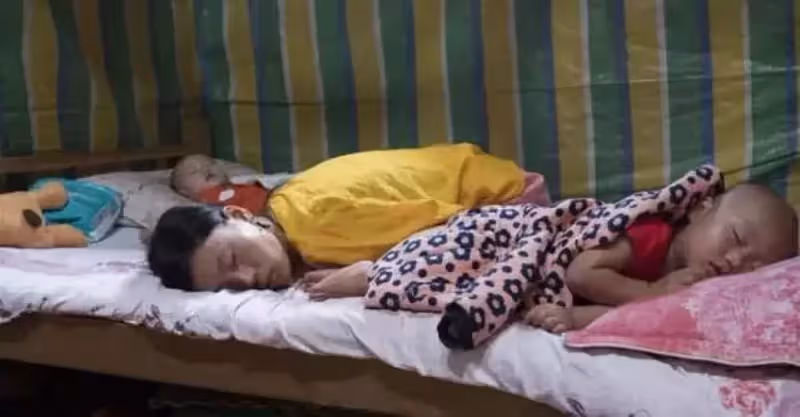無臂媽媽用雙腳養活女兒，她和孩子睡覺的畫面令人淚目，母愛太偉大