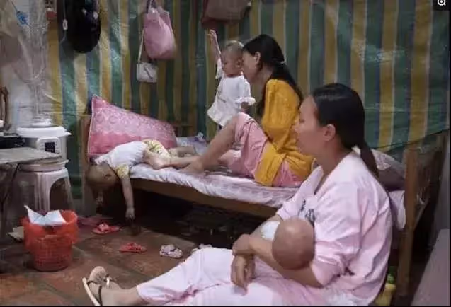 無臂媽媽用雙腳養活女兒,她和孩子睡覺的畫面令人淚目,母愛太偉大