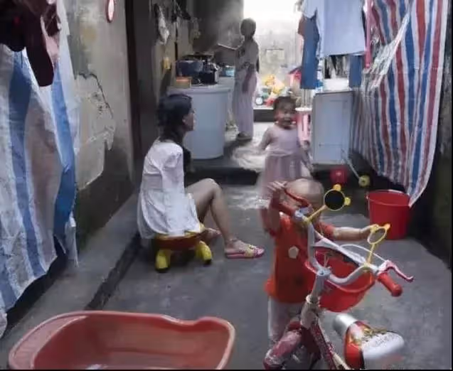 無臂媽媽用雙腳養活女兒,她和孩子睡覺的畫面令人淚目,母愛太偉大