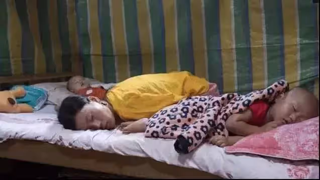無臂媽媽用雙腳養活女兒,她和孩子睡覺的畫面令人淚目,母愛太偉大