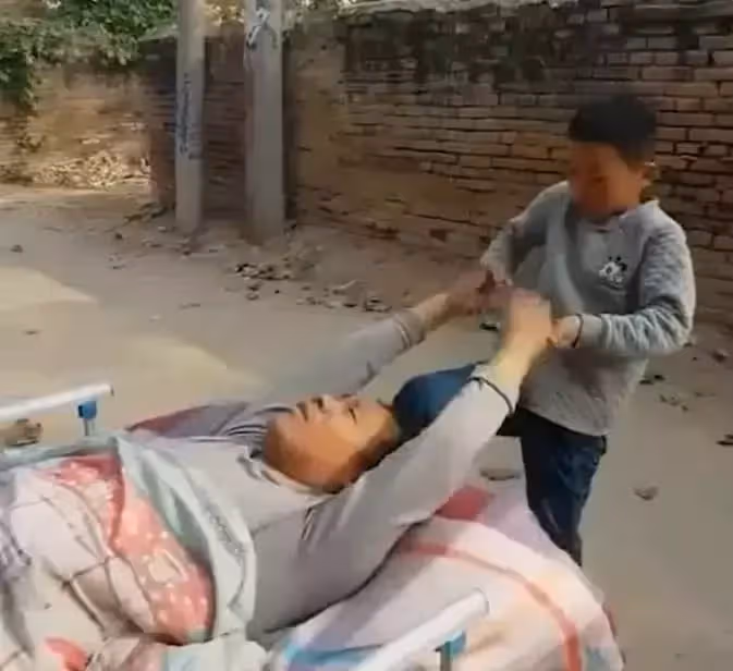 10歲男孩獨扛家計,每天推身障爸爸給鄰居摘辣椒「1斤2塊錢,一天十幾斤」網贊:懂事的好孩子