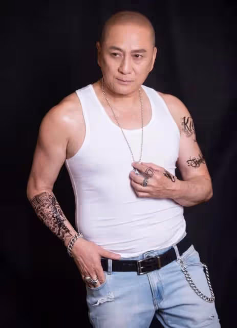 甜蜜！63歲知名港星頻與小26歲嬌妻秀恩愛，結婚多年仍像在熱戀期