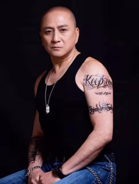 甜蜜！63歲知名港星頻與小26歲嬌妻秀恩愛，結婚多年仍像在熱戀期