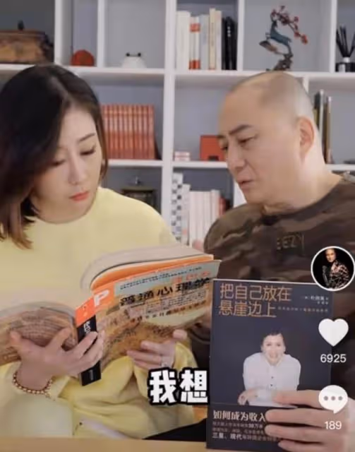甜蜜！63歲知名港星頻與小26歲嬌妻秀恩愛，結婚多年仍像在熱戀期