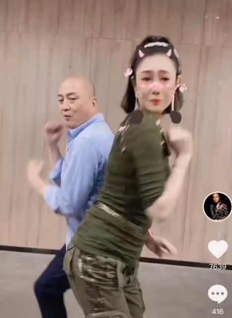 甜蜜！63歲知名港星頻與小26歲嬌妻秀恩愛，結婚多年仍像在熱戀期