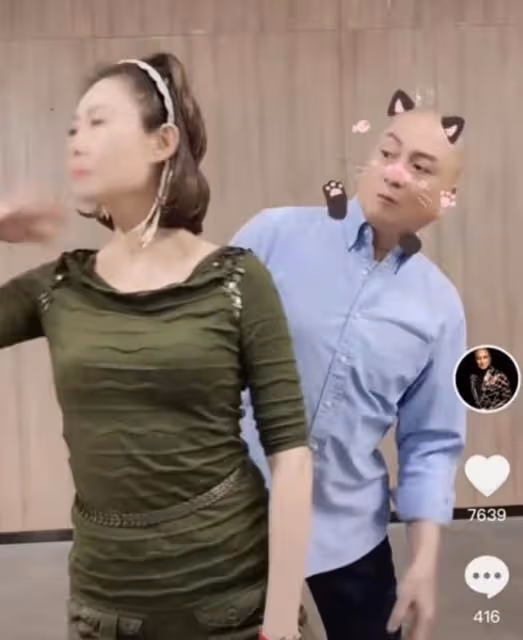甜蜜！63歲知名港星頻與小26歲嬌妻秀恩愛，結婚多年仍像在熱戀期
