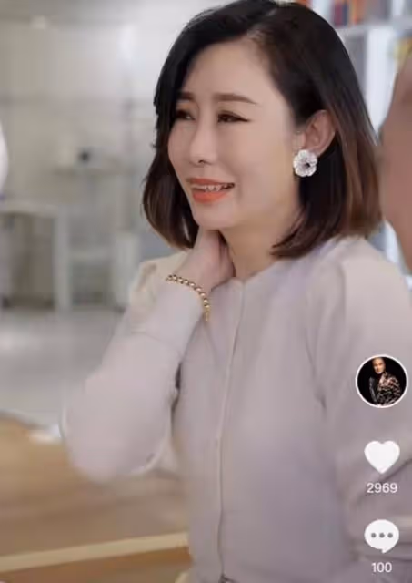 甜蜜！63歲知名港星頻與小26歲嬌妻秀恩愛，結婚多年仍像在熱戀期