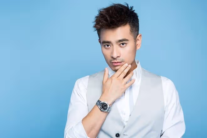知名演員陳龍上海做防疫志願者！戴防護罩拿喇叭，忙前忙後接地氣