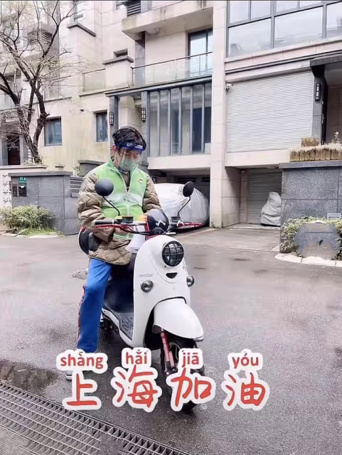 知名演員陳龍上海做防疫志願者！戴防護罩拿喇叭，忙前忙後接地氣
