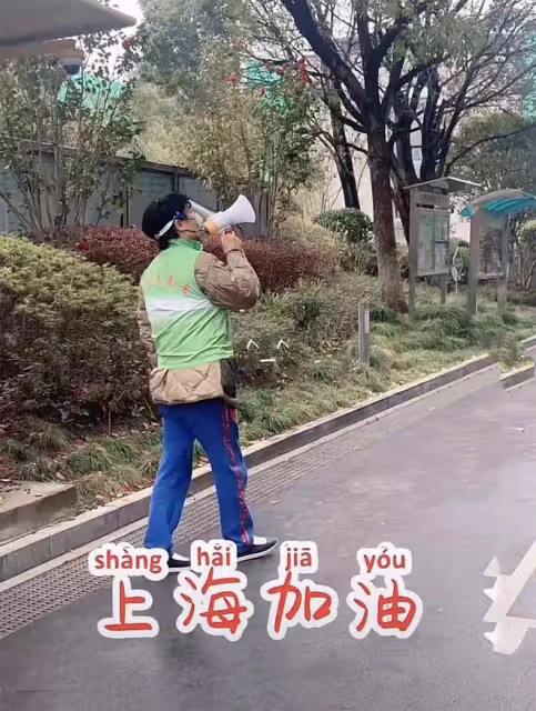 知名演員陳龍上海做防疫志願者！戴防護罩拿喇叭，忙前忙後接地氣