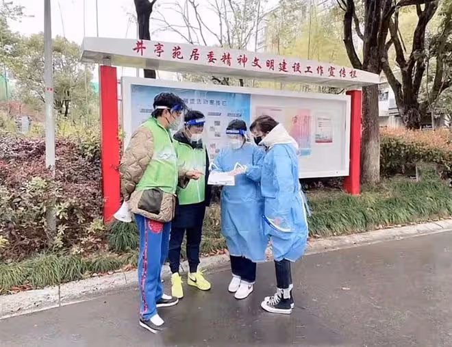知名演員陳龍上海做防疫志願者！戴防護罩拿喇叭，忙前忙後接地氣