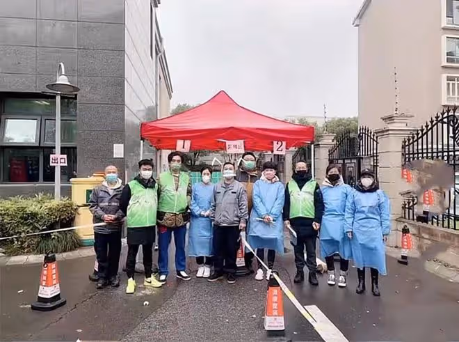 知名演員陳龍上海做防疫志願者！戴防護罩拿喇叭，忙前忙後接地氣