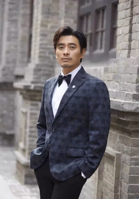 知名演員陳龍上海做防疫志願者！戴防護罩拿喇叭，忙前忙後接地氣