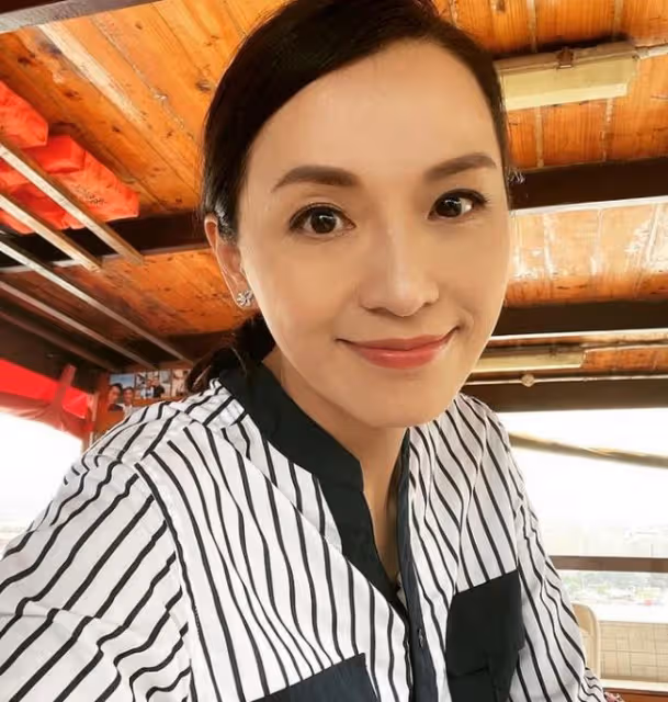 恭喜！48歲女星被小5歲男友跪地求婚，與富商離婚9年終覓得幸福