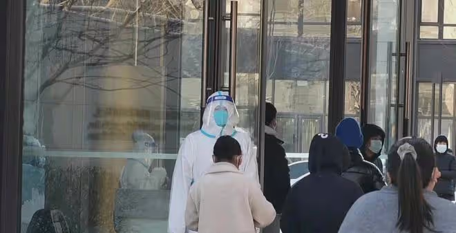 知名演員陳龍上海做防疫志願者！戴防護罩拿喇叭，忙前忙後接地氣
