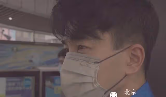 劉愷威低調坐地鐵，與人拼桌態度親切，現身街頭神情落寞眼眶泛紅