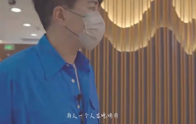 劉愷威低調坐地鐵，與人拼桌態度親切，現身街頭神情落寞眼眶泛紅
