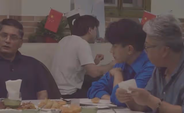 劉愷威低調坐地鐵，與人拼桌態度親切，現身街頭神情落寞眼眶泛紅