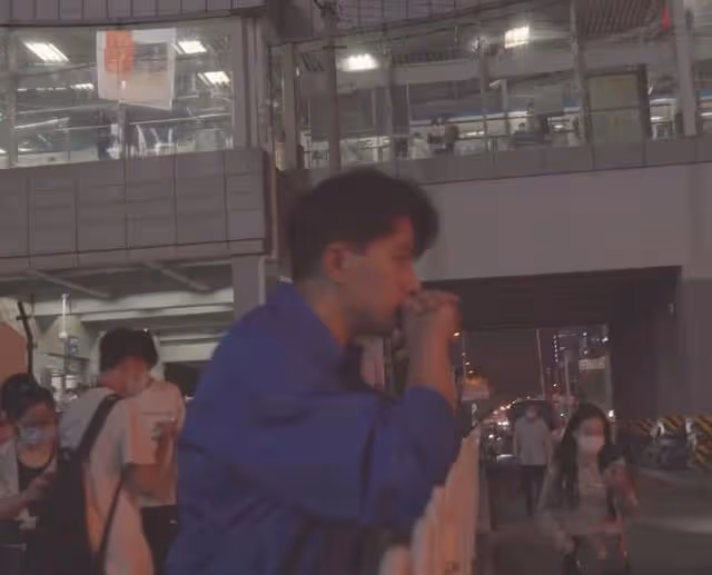 劉愷威低調坐地鐵，與人拼桌態度親切，現身街頭神情落寞眼眶泛紅