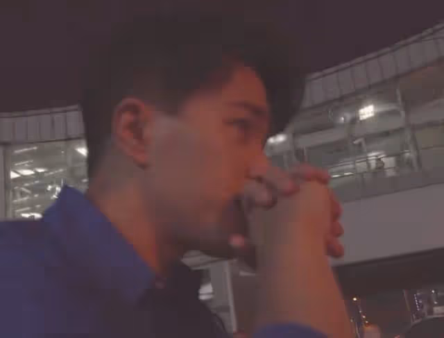 劉愷威低調坐地鐵，與人拼桌態度親切，現身街頭神情落寞眼眶泛紅