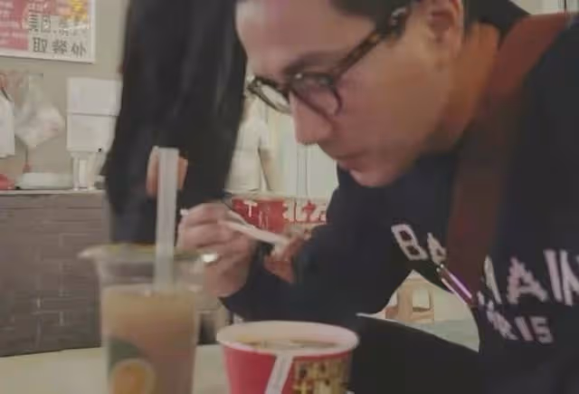 劉愷威低調坐地鐵，與人拼桌態度親切，現身街頭神情落寞眼眶泛紅