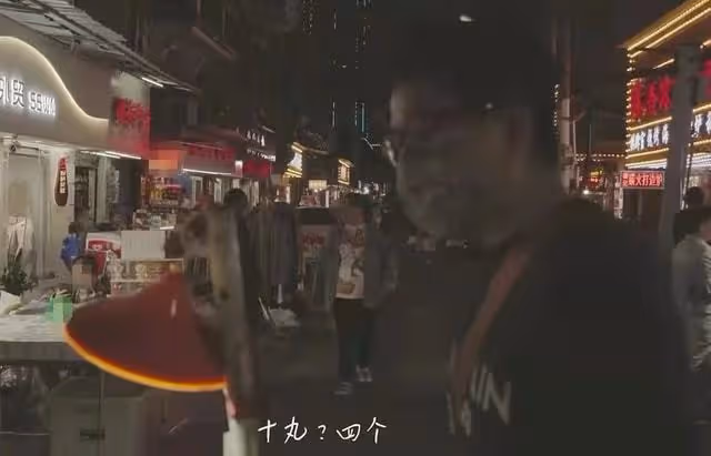 劉愷威低調坐地鐵，與人拼桌態度親切，現身街頭神情落寞眼眶泛紅