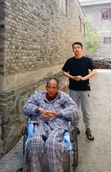 38歲李嘉明回鄉下出生地，破舊髒亂堆滿乾柴，父母已去世物是人非