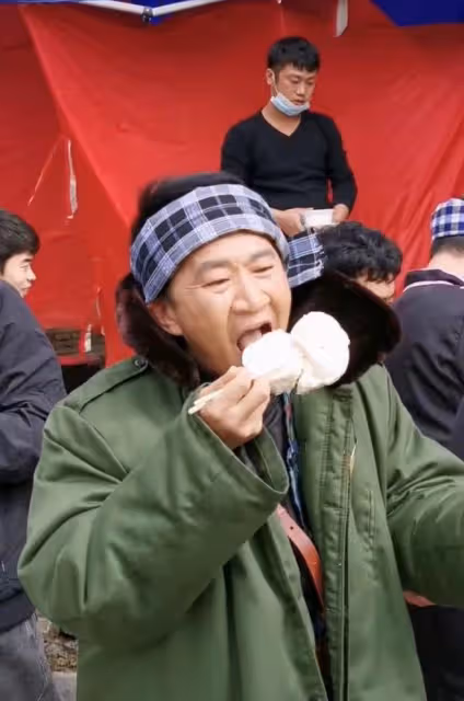 38歲李嘉明回鄉下出生地，破舊髒亂堆滿乾柴，父母已去世物是人非
