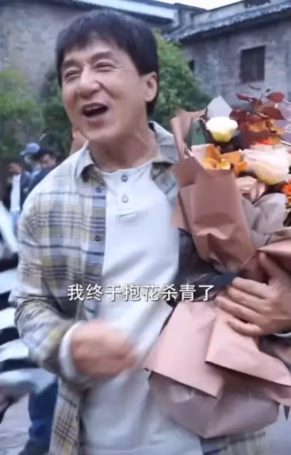 不敢退休！67歲成龍神情憔悴「拍戲趴地吃土」超拚命　知情人感嘆「全是為了兒子」：敬佩又心疼