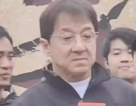 不敢退休！67歲成龍神情憔悴「拍戲趴地吃土」超拚命　知情人感嘆「全是為了兒子」：敬佩又心疼