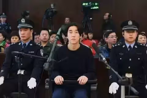 不敢退休！67歲成龍神情憔悴「拍戲趴地吃土」超拚命　知情人感嘆「全是為了兒子」：敬佩又心疼