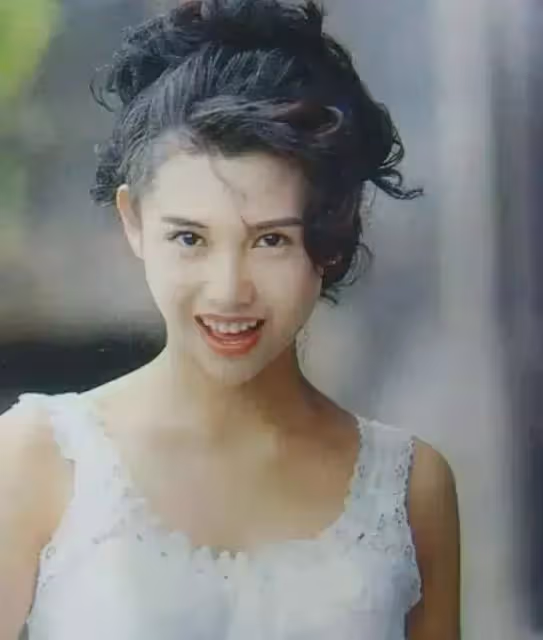 「一代女神」邱淑貞，事業低谷遇「伯樂」王晶，事業巔峰突公布婚訊，最終逆襲成人生贏家