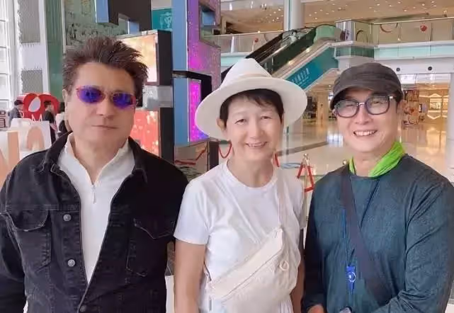 石修和好友米雪劉松仁開心相聚！3人難得同框合影精神狀態好