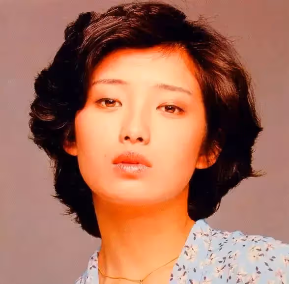 13歲出道！從私生女「逆襲成亞洲巨星」21歲為愛隱退　消失40年近照曝光「穿著樸素」笑容卻更美