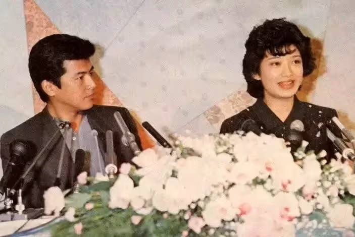 13歲出道！從私生女「逆襲成亞洲巨星」21歲為愛隱退　消失40年近照曝光「穿著樸素」笑容卻更美