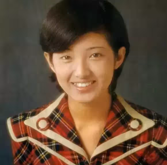 13歲出道！從私生女「逆襲成亞洲巨星」21歲為愛隱退　消失40年近照曝光「穿著樸素」笑容卻更美